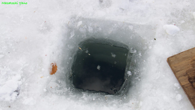 桂沢湖のワカサギ釣りの穴
