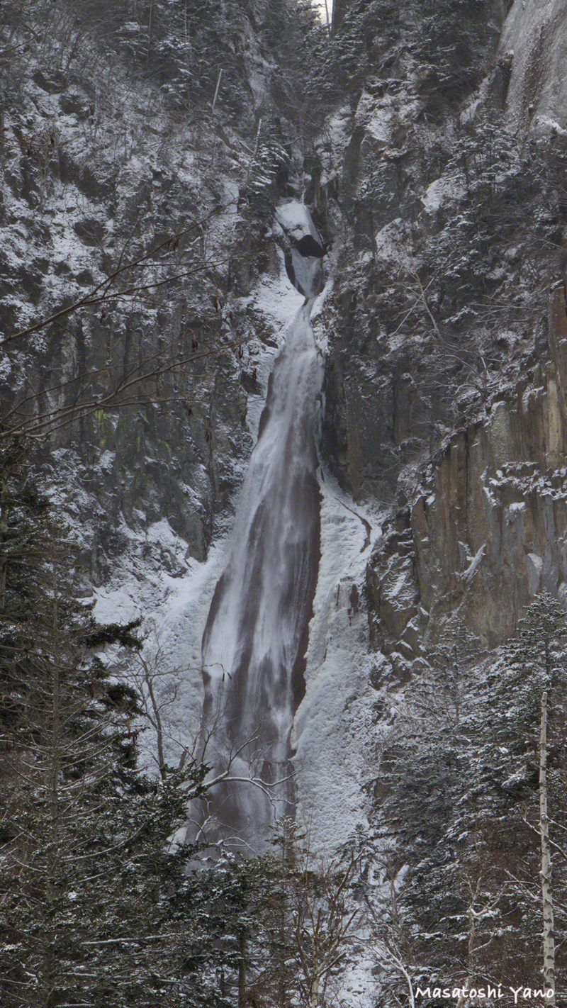 冬の北海道、流星の滝
