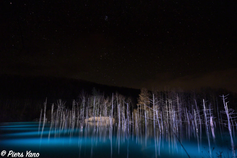 青い池と星空